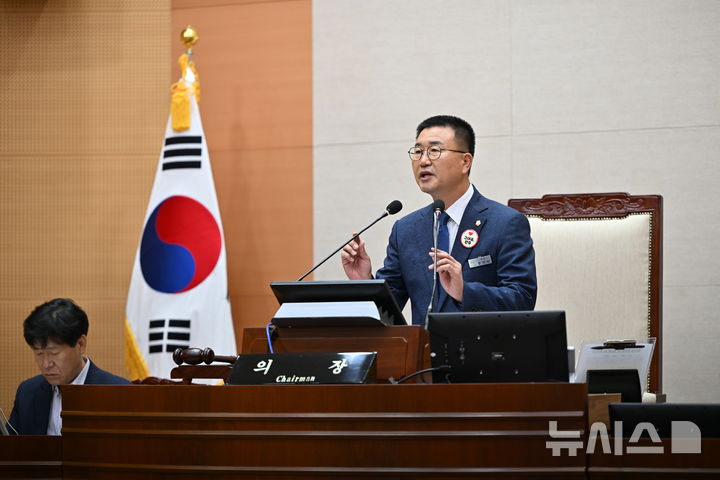 [완주=뉴시스] 유의식 완주군의장이 14일 개회한 제294회 완주군의회 임시회에서 개회사를 낭독하고 있다. 2025.07.14 (사진= 완주군의회 제공) *재판매 및 DB 금지