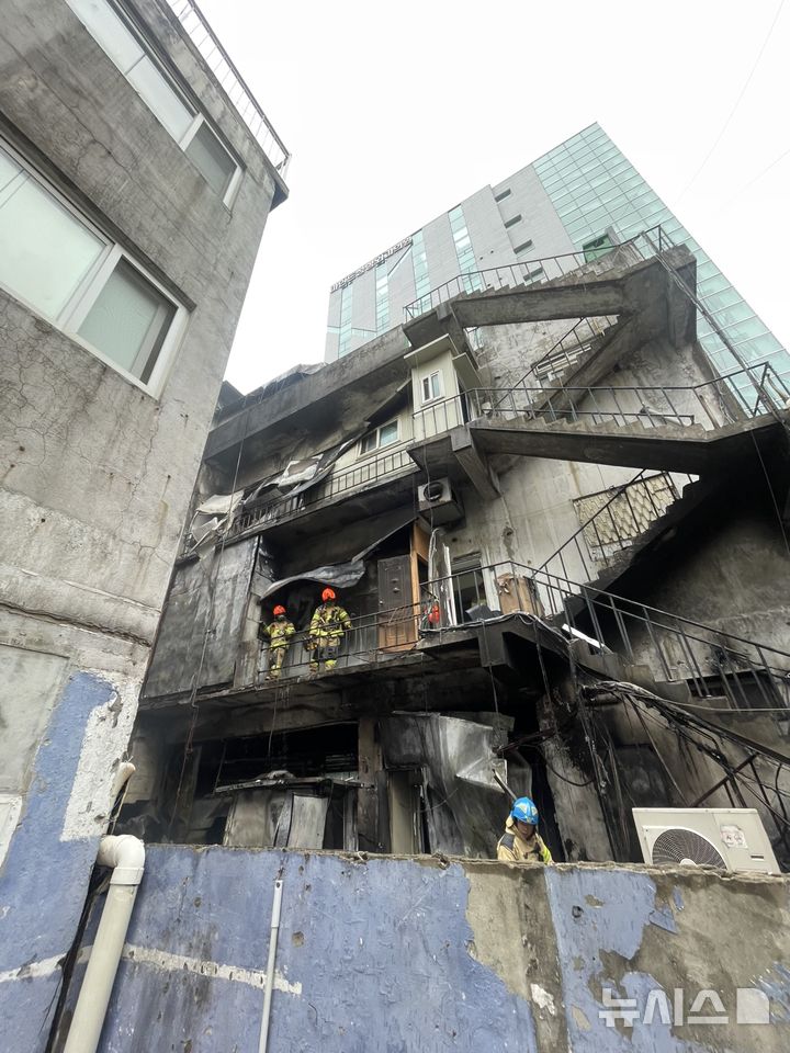[서울=뉴시스]14일 낮 12시13분께 서울 서초구 반포동의 한 건물에서 발생한 화재 현장에서 소방대원이 건물 내부에 진입해 인명 수색 및 진화 작업을 벌이고 있다. (사진=서초소방서 제공)