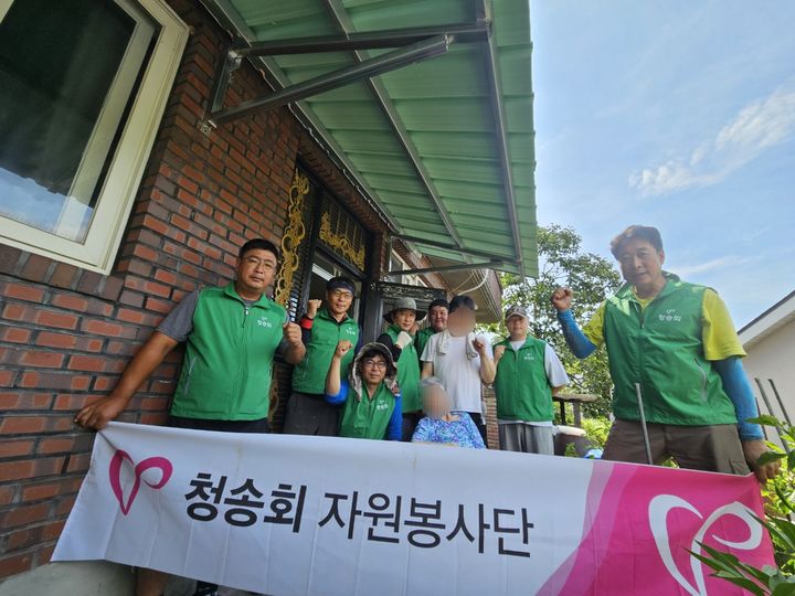 [거창=뉴시스] 거창 청송회봉사단, 주거환경개선 지원 (사진=거창군 제공) 2025. 07. 14. photo@newsis.com&nbsp;&nbsp; *재판매 및 DB 금지