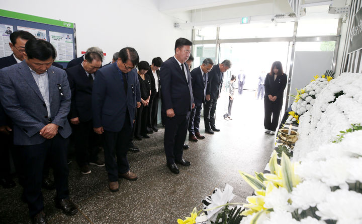 [청주=뉴시스] 이범석 시장을 비롯한 청주시 간부 공무원들이 14일 오송 참사 희생자 시민분향소에서 묵념을 하고 있다. (사진=청주시 제공) 2025.07.14. photo@newsis.com *재판매 및 DB 금지