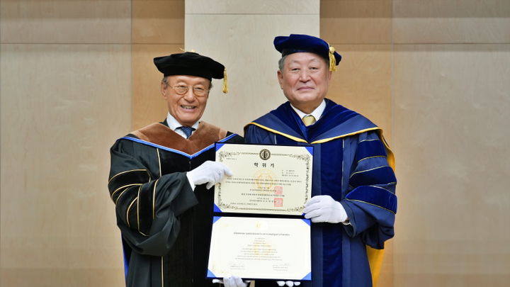 14일 열린 학위 수여식에서 윤윤수 미스토홀딩스 회장(왼쪽)과 박정운 한국외대 총장이 기념사진을 촬영하고 있다. (사진=한국외대 제공) *재판매 및 DB 금지