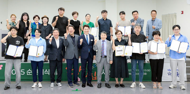 [순천=뉴시스] 순천시 1인 한상 맛집으로 선정된 식당 10곳 업주와 노관규 순천시장이 시상식 후 사진촬영하고 있다. (사진=순천시 제공) 2025.07.14. photo@newsis.com *재판매 및 DB 금지