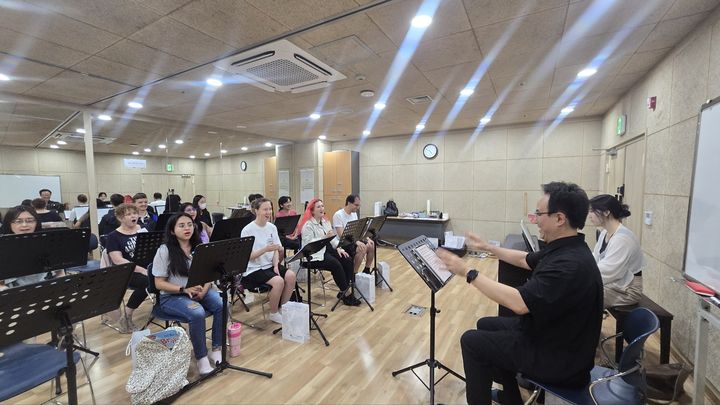 [서울=뉴시스] 연습 중인 강남구 외국인 합창단. 2025.07.14. (사진=강남구 제공) *재판매 및 DB 금지