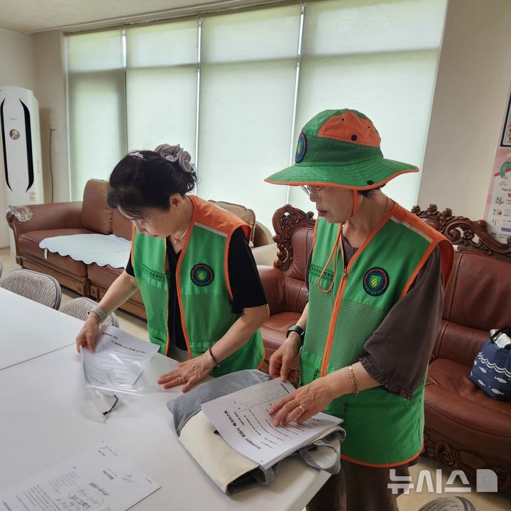 [오산=뉴시스] 오산시 자율방제단이 무더위쉼터를 점검하고 있는 모습(사진=오산시 제공) 2025.07.14.photo@newsis.com 