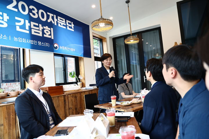 [세종=뉴시스] 농림축산식품부는 송미령 장관이 14일 오후 세종 연서면 소재 농업회사법인 땡스를 찾아 청년농업인과 현장 간담회를 열었다고 밝혔다. (사진=농식품부 제공) 2025.07.14. photo@newsis.com *재판매 및 DB 금지