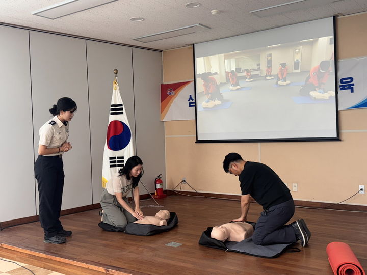 [진주=뉴시스]진주시 건강위원회, 심폐소생술 교육.(사진=진주시 제공).2025.07.14.photo@newsis.com *재판매 및 DB 금지