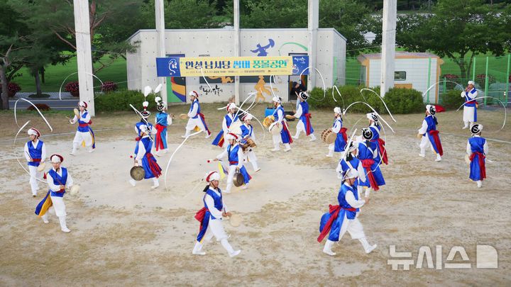 [안성=뉴시스]안성맞춤랜드 내 바우덕이 풍물단 야외공연 모습 (사진=안성시 제공) 2025.07.14.photo@newsis.com 