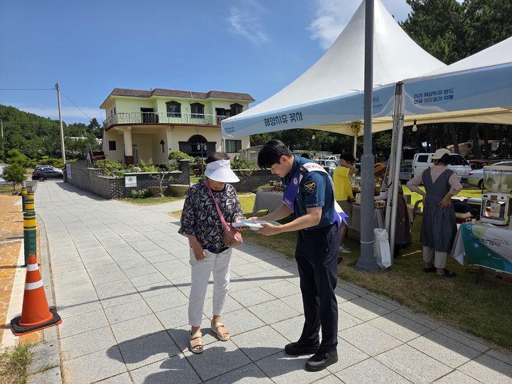[무안=뉴시스]전남경찰청은 지난 12일 전남 완도군 명사십리해수욕장에서 기초질서 확립을 위한 캠페인을 진행했다. (사진 = 전남경찰청 제공) 2025.07.14. photo@newsis.com *재판매 및 DB 금지