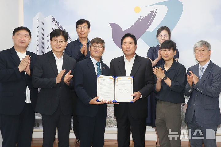 [완주=뉴시스]윤난슬 기자 = 전북 우석대학교는 전북특별자치도교육청 미래교육연구원과 전주캠퍼스 대학 본관 총장 집무실에서 인공지능(AI) 교육 강화를 위한 업무협약을 체결했다고 14일 밝혔다. (사진=우석대 제공) 2025.07.14. photo@newsis.com 