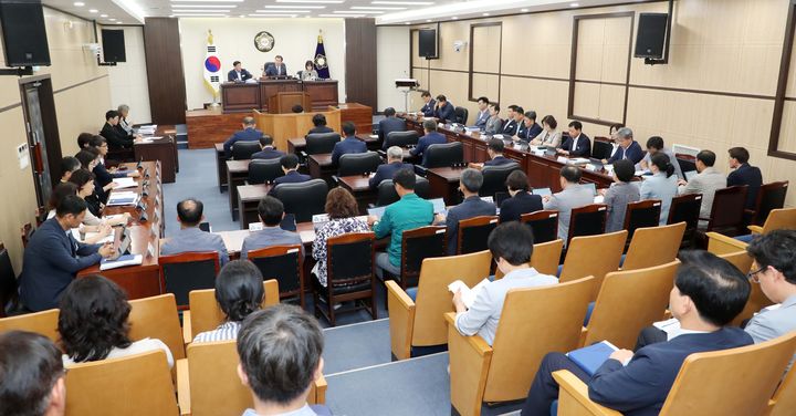 [함양=뉴시스] 제293회 함양군의회 임시회 개회 (사진= 함양군의회 제공)2025. 07. 14. photo@newsis.com *재판매 및 DB 금지