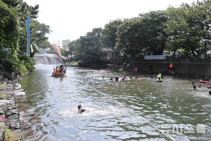[제주=뉴시스] '제10회 월대천 축제'가 오는 18일부터 20일까지 3일간 제주시 월대천 잔디광장 일원에서 열린다. 사진은 월대천 모습. (사진=제주시 제공) 2025.07.14. photo@newsis.com *재판매 및 DB 금지