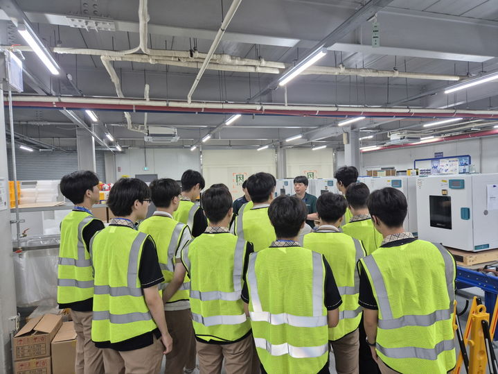  [대전=뉴시스] 국립 한밭대 '반도체 장비 기구 설계 인재양성 교육 프로그램' 참가자들. (사진=국립한밭대 제공) *재판매 및 DB 금지