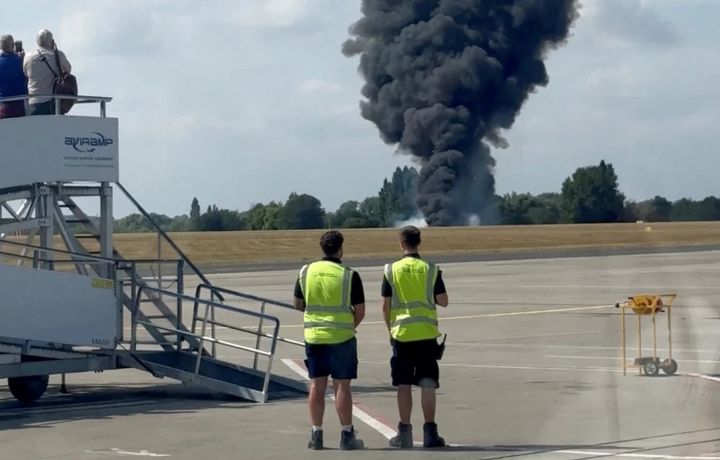 영국 사우스엔드 공항에서 소형 항공기 한 대가 이륙 직후 뒤집히며 추락해 화염에 휩싸이는 사고가 발생했다. (사진 = 엑스 캡처) 2025.07.14. *재판매 및 DB 금지