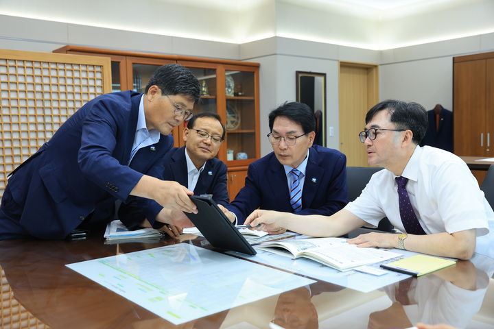[고창=뉴시스] 14일 고창군의 대선 공약사업 실행과 2026년도 정부예산 확보를 위해 기획재정부를 방문한 심덕섭 군수(왼쪽 세번째)가 임기근 제2차관(왼쪽 네번째)을 만나 '서해안철도(새만금-목포) 건설사업'에 대해 설명하고 있다. *재판매 및 DB 금지