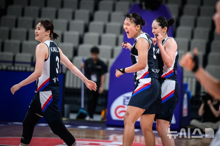 [서울=뉴시스] 한국 여자 농구 대표팀의 강이슬과 박지현. (사진=FIBA 홈페이지 캡처) *재판매 및 DB 금지