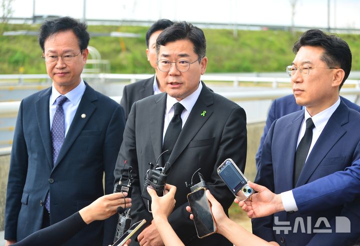 [청주=뉴시스] 서주영 기자 = 오송참사 2주기를 하루 앞둔 14일 더불어민주당 당대표 선거에 출마한 박찬대 의원이 참사 현장인 충북 청주시 궁평2지하차도를 둘러본 뒤 발언하고 있다. 2025.07.14. juyeong@newsis.com