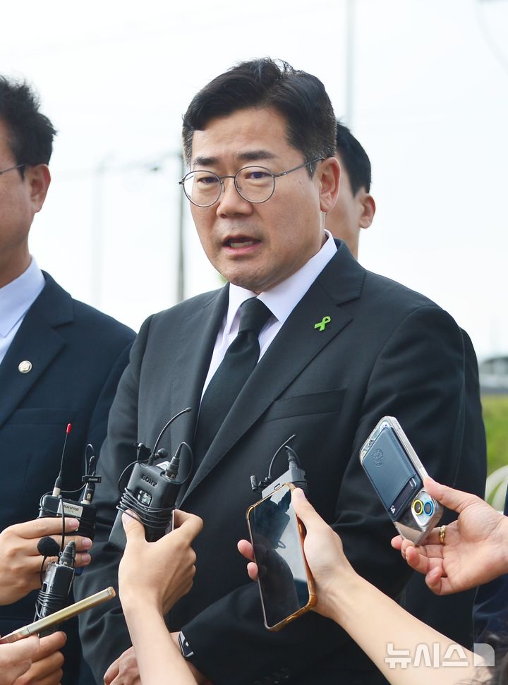 [청주=뉴시스] 서주영 기자 = 오송참사 2주기를 하루 앞둔 14일 더불어민주당 당대표 선거에 출마한 박찬대 의원이 참사 현장인 충북 청주시 궁평2지하차도를 둘러본 뒤 발언하고 있다. 2025.07.14. juyeong@newsis.com