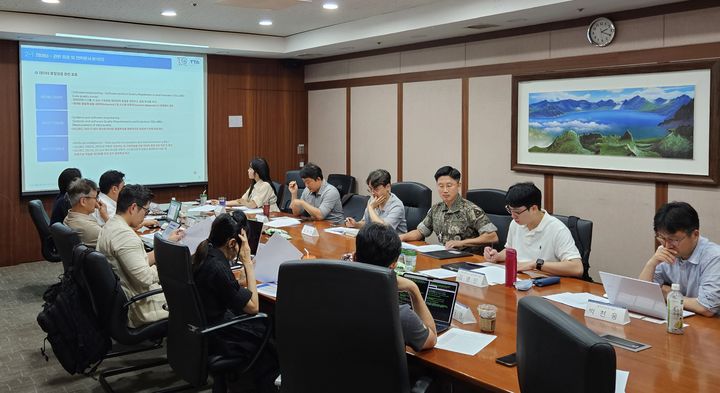 [서울=뉴시스] 14일 경기도 경남 소재 한국정보통신기술협회 회의실에서 국방 AI 표준화 워킹그룹 전문가들이 토의하고 있다. (사진=국방기술품질원 제공) 2025.07.14. photo@newsis.com *재판매 및 DB 금지