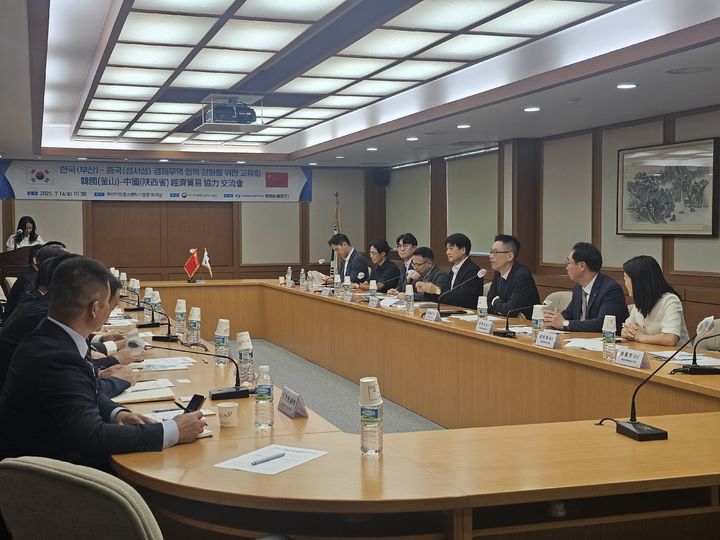 [부산=뉴시스] 부산중소벤처기업청은 14일 한국남부발전과 공동으로 '한국(부산) -중국(섬서성) 경제무역 협력 강화를 위한 교류회'를 부산중기청 회의실에서 개최했다. (사진=부산중소벤처기업청 제공) 2025.07.14. photo@newsis.com *재판매 및 DB 금지