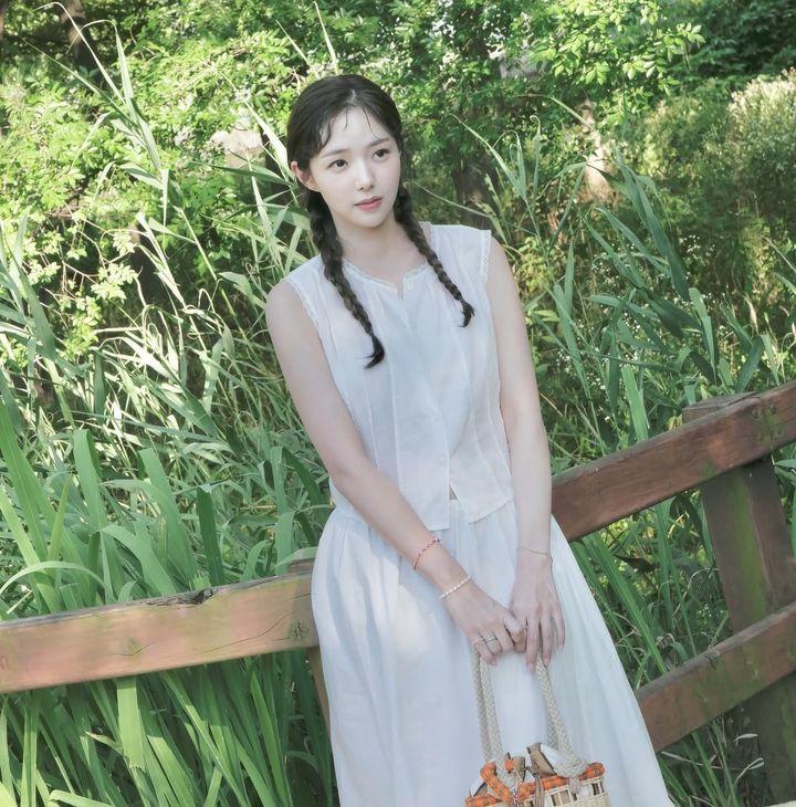 [서울=뉴시스] 배우 채수빈이 14일 소셜미디어에 올린 사진에서 수수한 매력을 발산했다. (사진=채수빈 인스타그램 캡처) 2025.07.14. photo@newsis.com *재판매 및 DB 금지