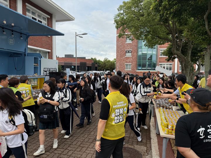 농협이 운영하는 행복미(米) 밥차가 올해 아침밥 문화 확신을 위해 학교 등굣길과 출근길, 행사장 등 30번 현장을 찾는다. 사진은 행복미 밥차가 제주 신성여고를 찾아 밥으로 만든 샌드위치 등을 나눠주는 모습. (사진 = 농협 제공) 2025.07.14. *재판매 및 DB 금지