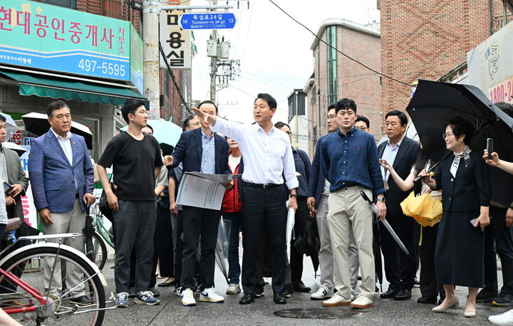 [서울=뉴시스] 14일(월) 자양4동 재개발 현장을 방문한 오세훈 서울시장이 지역을 둘러보고 있다. 2025.07.14. (사진=서울시 제공) *재판매 및 DB 금지