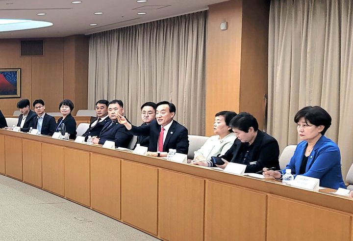 [울산=뉴시스] 박수지 기자 = 박천동 울산 북구청장과 북구의회 의원 등 북구 일본 방문단이 14일 도요타시청에서 간담회를 열고, 도요타시 츠지 쿠니에 부시장, 도요타시의회 타시로 켄 부의장과 민간분야 교류 추진방안에 대한 의견을 나누고 있다. (사진=북구 제공 )2025.07.14. photo@newsis.com *재판매 및 DB 금지