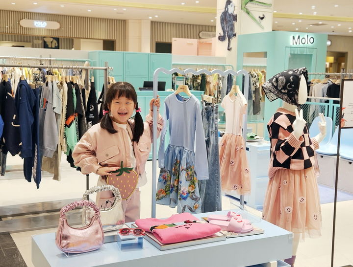 [서울=뉴시스] 신세계백화점이 업계 최초로 '프리틴(Pre-Teen)' 세대를 겨냥해 브랜드 라인업을 강화한 가운데, 최근 3개월간 아동 의류 장르 매출이 23% 가량 뛰었다고 15일 밝혔다. (사진=신세계백화점 제공) *재판매 및 DB 금지