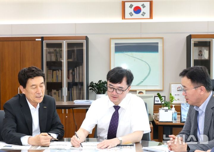 [포항=뉴시스] 이강덕 경북 포항시장은 14일 정부세종청사 기획재정부(기재부)를 방문해 임기근 2차관을 만나 지역 현안 사업을 설명하며 구비 지원을 요청했다. 이 시장(왼쪽)이 기재부 임 차관에게 현안 사업을 설명하는 모습. (사진=포항시 제공) 2025.07.14. photo@newsis.com