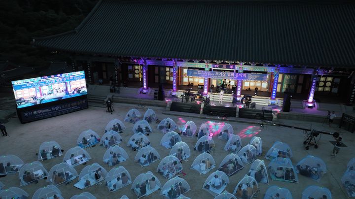[구례=뉴시스] 화엄사 모기장 음악회. (사진=화엄사 제공) 2025.07.14. photo@newsis.com *재판매 및 DB 금지