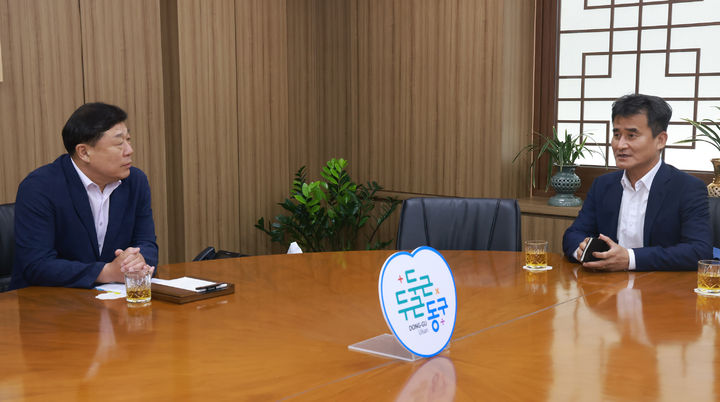 [울산=뉴시스] 박수지 기자 = 김종훈 울산 동구청장(왼)과 노형석 지방중소벤처기업청장이 14일 전통시장 및 골목형 상점가 활성화를 위한 간담회를 진행하고 있다. (사진=동구 제공) 2025.07.14. photo@newsis.com *재판매 및 DB 금지