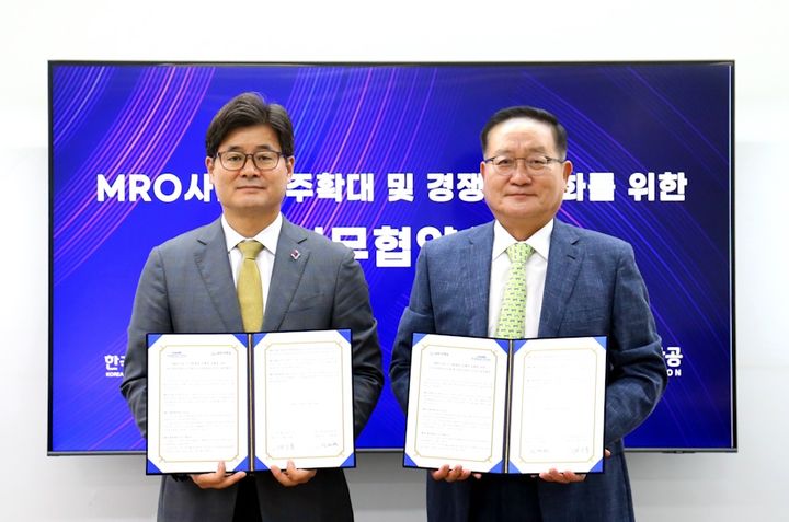 14일 협약식에서 포즈를 취한 글로리아항공 신대현 대표(오른쪽)와 KAEMS 배기홍 대표 *재판매 및 DB 금지