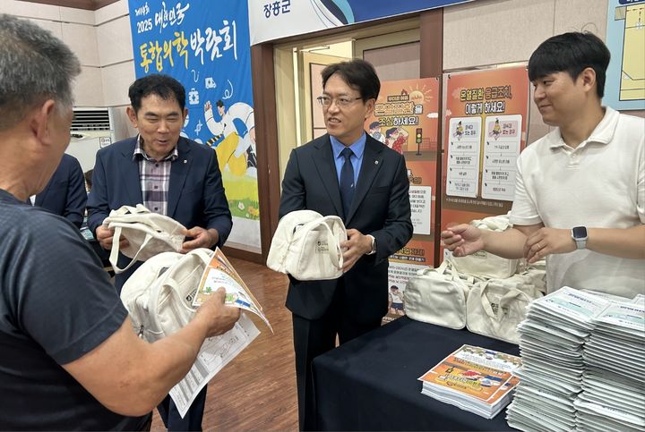 농협 전남본부는 14일 농촌 왕진버스와 함께 정남진장흥농협을 찾아 폭염 속 농업인 건강관리와 안전한 농작업 요령을 알리는 폭염 피해 예방 활동을 펼쳤다. (사진=전남농협 제공) photo@newsis.com *재판매 및 DB 금지