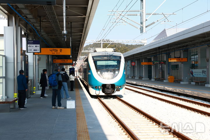 [울진=뉴시스] 경북 울진역에 코레일 기차가 들어서고 있다. (사진=울진군 제공) 2025.07.14. photo@newsis.com