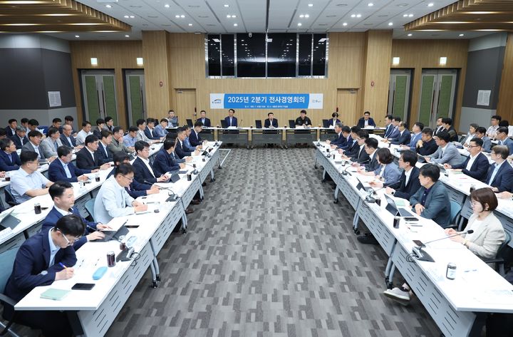 [대전=뉴시스]한국수자원공사는 14일 대전 본사 세종관 50주년 기념홀에서 전사경영회의를 열고 하반기 정책 방향을 제시했다. (사진=수자원공사 제공) 2025. 07. 14 photo@newsis.com *재판매 및 DB 금지