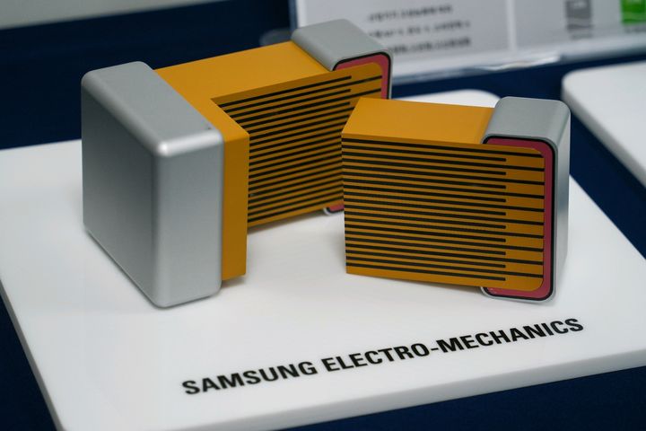 [서울=뉴시스]적층세라믹콘덴서(MLCC)는 전기를 저장했다가 반도체에 안정적으로 공급해 원활한 동작을 돕는 핵심 부품이다. 눈에 간신히 보이는 크기지만, 내부에는 500~1000층의 유전체와 전극을 교대로 층층이 쌓아 만든다. 삼성전자는 각각의 원료인 세라믹(도자기)과 금속(니켈)을 얇게 만드는 재료기술과 간섭 없이 균일하게 층을 쌓을 수 있는 제조 기술에서 세계 최고 수준의 기술을 가지고 있다. 특히 초부가가치 시장인 AI(인공지능) 서버용 제품 시장에서 40%의 점유율로, 일본 무라타와 함께 글로벌 선두권을 형성하고 있다. 사진은 MLCC의 목업(Mock-up). (사진=삼성전기 제공) photo@newsis.com *재판매 및 DB 금지