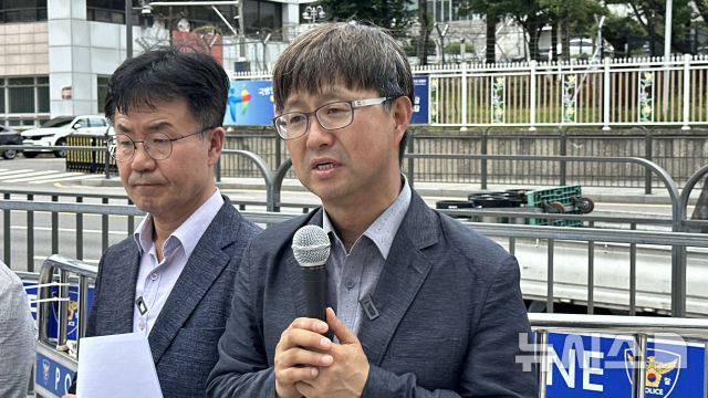 [서울=뉴시스]한국환자단체연합회가 14일 서울 용산 대통령실 앞에서 기자회견을 열고 의정갈등으로 인한 의료공백 재발 방지를 정부와 국회에 촉구했다. (사진= 한국환자단체연합회 제공) 2025.07.14. photo@newsis.com. 