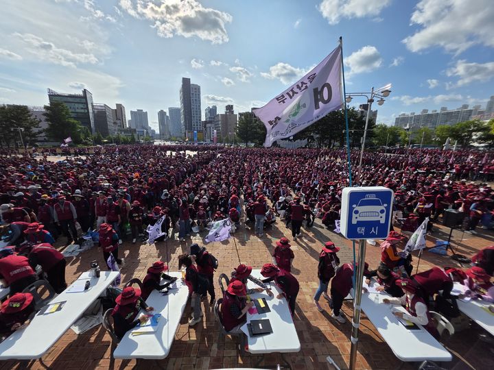 [울산=뉴시스] 지난 11일 울산 남구 태화강역 광장에서 진행된 전국플랜트건설노동조합 울산지부 조합원 파업 찬반투표 현장. (사진=전국플랜트건설노동조합 울산지부 제공) photo@newsis.com *재판매 및 DB 금지
