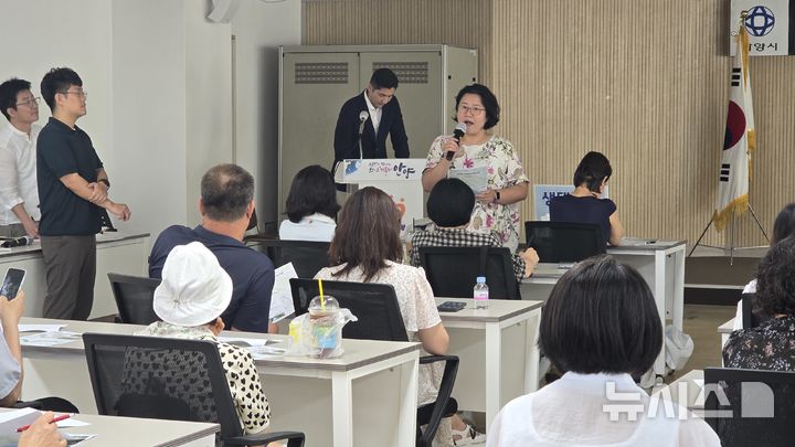 [안양=뉴시스] 안양천 지방정원 주민설명회에 참석한 한 주민이 발언을 하고 있다. (사진=환경운동연합 제공).2025.07.14. photo@newsis.com 