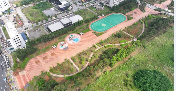 [당진=뉴시스] 하늘에서 본 당진 송산2일반산단 공원 내 도시숲. (사진=당진시 제공) 2025.07.14. photo@newsis.com *재판매 및 DB 금지