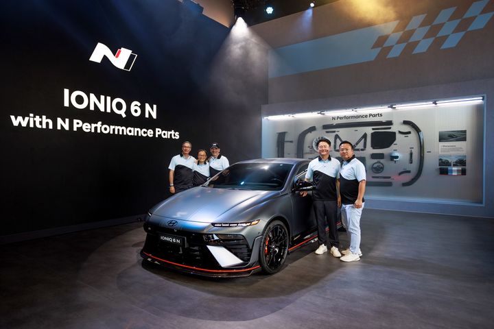 [서울=뉴시스] 지난 10일 영국 웨스트서식스에서 열린 자동차 축제 ‘굿우드 페스티벌 오브 스피드’에 참석한 현대차 N매니지먼트실 박준우 상무, 글로벌사업관리본부장 이영호 부사장, 차량개발담당 만프레드 하러 부사장, 전동화개발담당 한동희 부사장, 유럽디자인센터장 에두와르도 라미레즈 디렉터가 N 퍼포먼스 파츠가 장착된 IONIQ 6 N 옆에서 기념촬영을 하고 있다. (사진=현대차·기아 커뮤니케이션센터 제공) 2025.07.14. photo@newsis.com *재판매 및 DB 금지