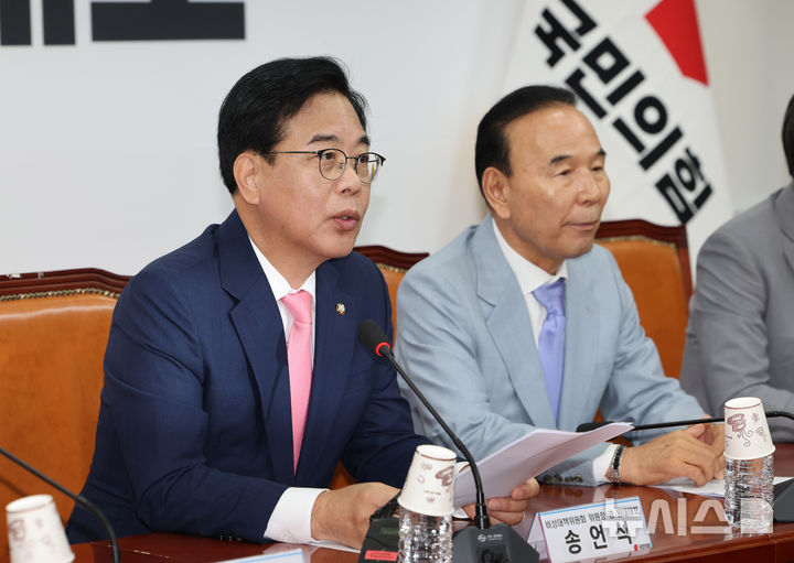 [서울=뉴시스] 김명년 기자 = 송언석 국민의힘 비상대책위원장 겸 원내대표가 14일 오전 서울 여의도 국회에서 열린 비상대책위원회의에서 발언하고 있다. 2025.07.14. kmn@newsis.com