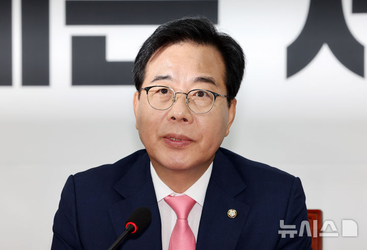 [서울=뉴시스] 김명년 기자 = 송언석 국민의힘 비상대책위원장 겸 원내대표가 14일 오전 서울 여의도 국회에서 열린 비상대책위원회의에서 발언하고 있다. 2025.07.14. kmn@newsis.com
