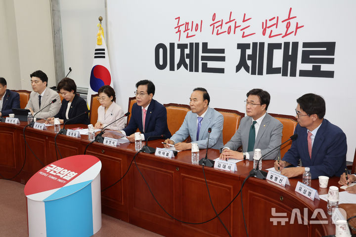 [서울=뉴시스] 김명년 기자 = 송언석 국민의힘 비상대책위원장 겸 원내대표가 14일 오전 서울 여의도 국회에서 열린 비상대책위원회의에서 발언하고 있다. 2025.07.14. kmn@newsis.com