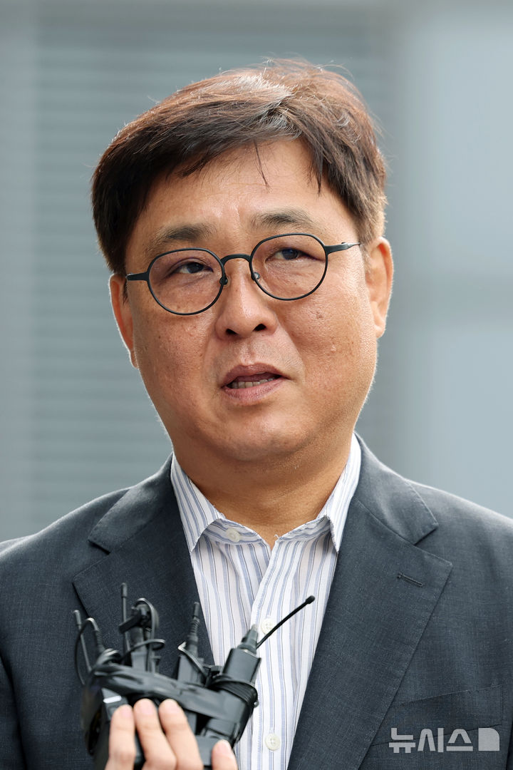 [서울=뉴시스] 박진희 기자 = 최휘영 문화체육관광부 장관 후보자가 14일 서울 종로구 인사청문회 준비단 사무실로 출근하며 소감을 말하고 있다. 2025.07.14. pak7130@newsis.com