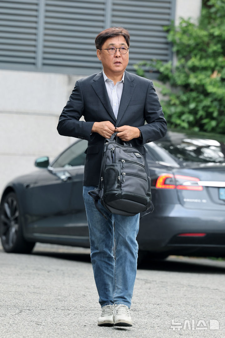 [서울=뉴시스] 박진희 기자 = 최휘영 문화체육관광부 장관 후보자가 14일 서울 종로구 인사청문회 준비단 사무실로 출근하고 있다. 2025.07.14. pak7130@newsis.com