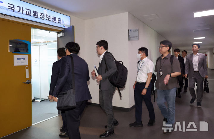 [세종=뉴시스] 강종민 기자 = 양평고속도로 특혜 의혹 관련 국토교통부 압수수색에 나선 김건희 특검팀이 지난 7월 14일 오전 정부세종청사 국가교통정보센터로 향하고 있다. 2024.07.14. ppkjm@newsis.com