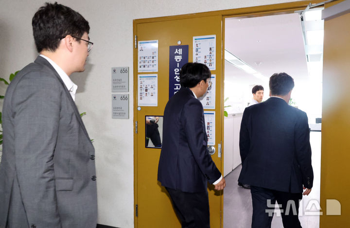 [서울=뉴시스] '서울-양평고속도로 노선 변경' 의혹을 수사하는 특별검사팀이 2일 키맨으로 지목된 국토교통부 핵심 간부를 소환했다. 2025.12.02. photo@newsis.com