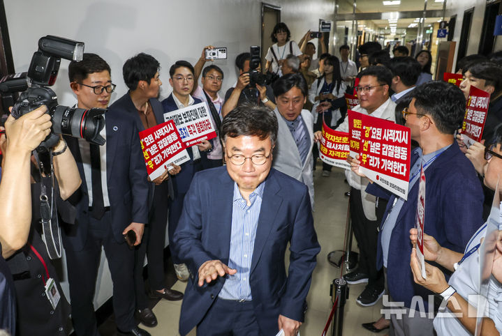 [서울=뉴시스] 조성봉 기자 = 14일 서울 여의도 국회에서 열린 여성가족위원회의 강선우 여성가족부 장관 후보자 인사청문회에 앞서 국민의힘 보좌진협의회 관계자들이 강 후보자를 규탄하는 피켓팅을 하고 있다. 2025.07.14. suncho21@newsis.com