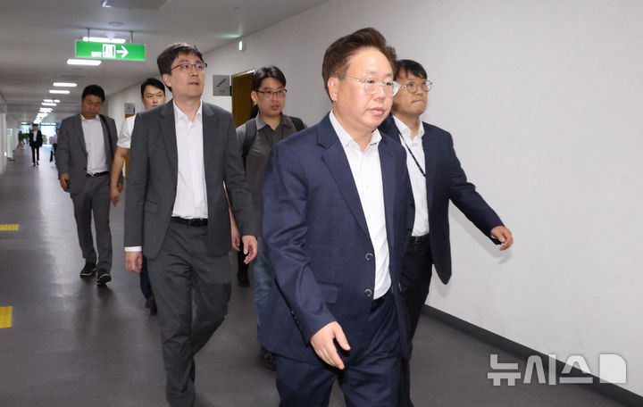[세종=뉴시스] 강종민 기자 = 양평고속도로 특혜 의혹 관련 국토교통부 압수수색에 나선 김건희 특검팀이 14일 오전 정부세종청사 국토부 도로국장실로 향하고 있다. 2024.07.14. ppkjm@newsis.com